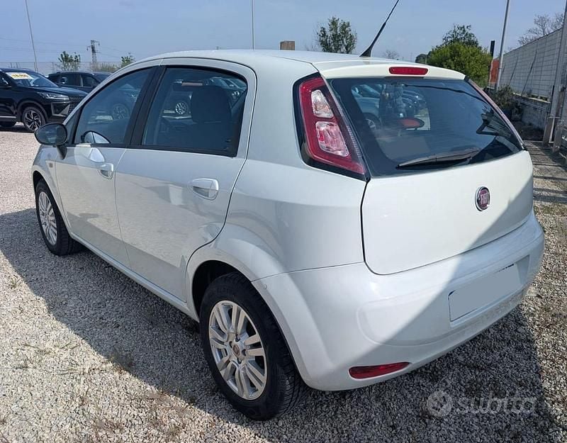 Usata Fiat Punto Lounge 77 CV (56 kW) 2012 Bianco Utilitaria