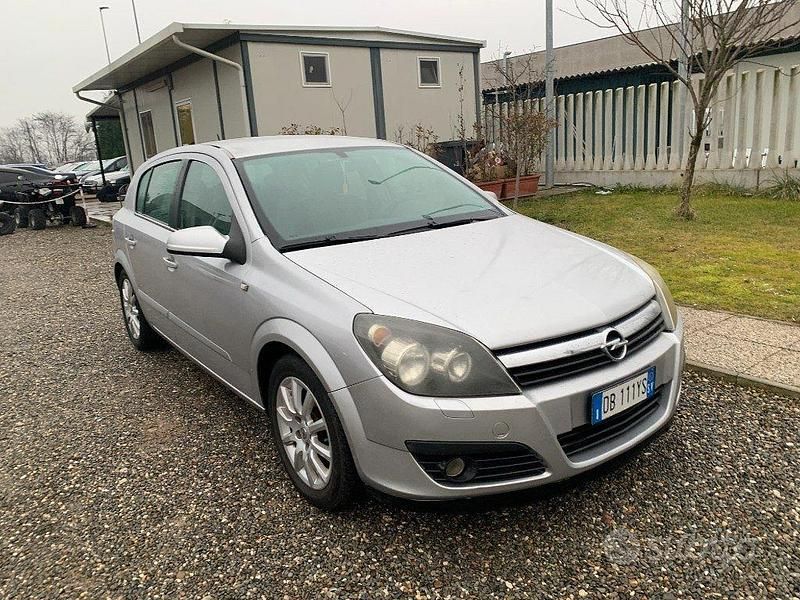 Usata Opel Astra Club 105 CV (77 kW) 2006 Grigio Berlina