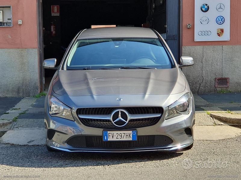 Usado Mercedes CLA200 136 CV (100 kW) 2019 Gris Familiar