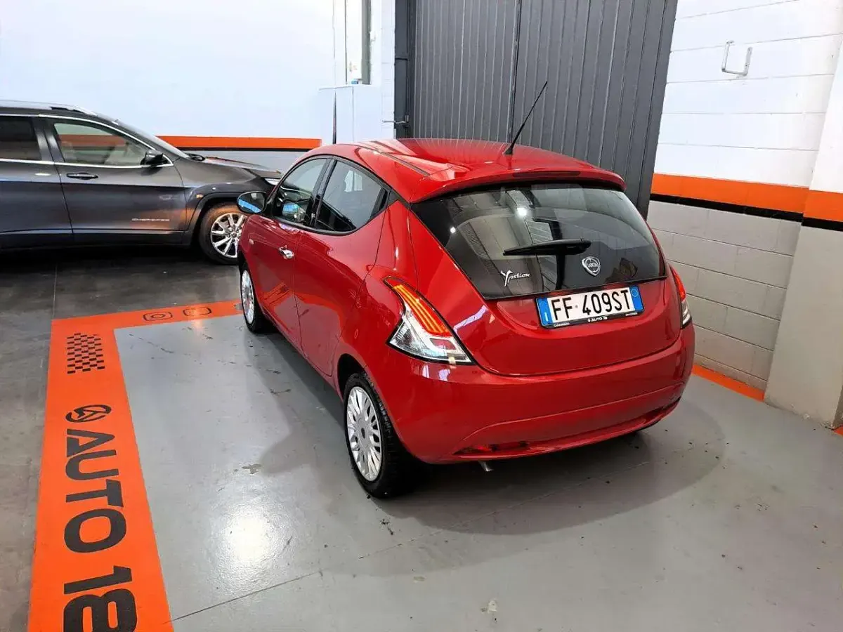 Usata Lancia Ypsilon 69 CV (50 kW) 2016 Rosso Utilitaria