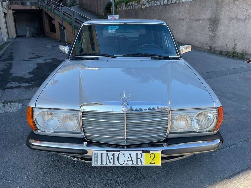 Usata Mercedes 200 109 CV (80 kW) 1981 Argento Station wagon