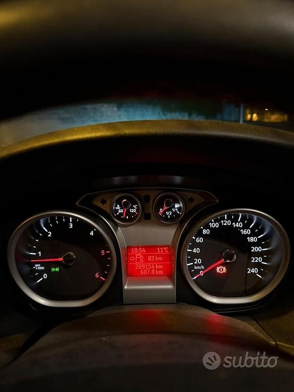 Begagnad Ford Focus 90 HK (66 kW) 2010 Grå Sedan