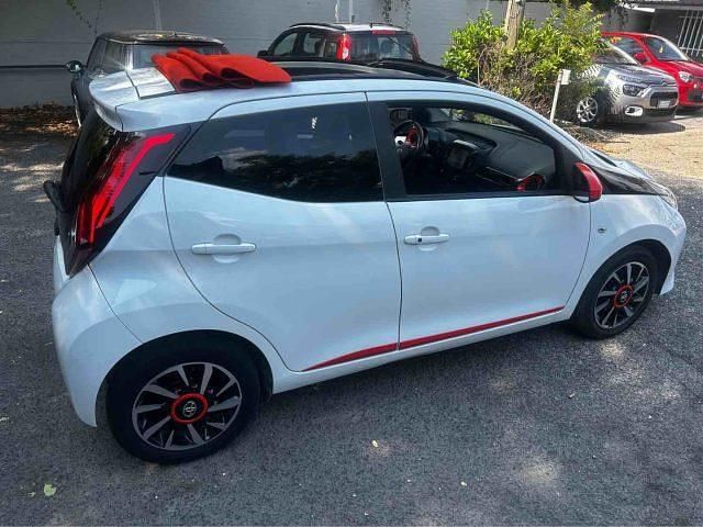 Usata Toyota Aygo Connect Style 72 CV (52 kW) 2019 Bianco pastello Utilitaria