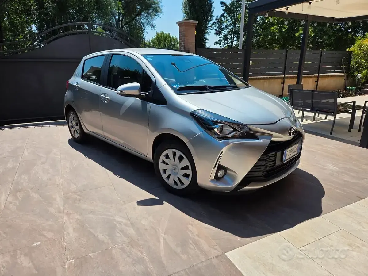 Usata Toyota Yaris Active 69 CV (50 kW) 2017 Grigio Berlina