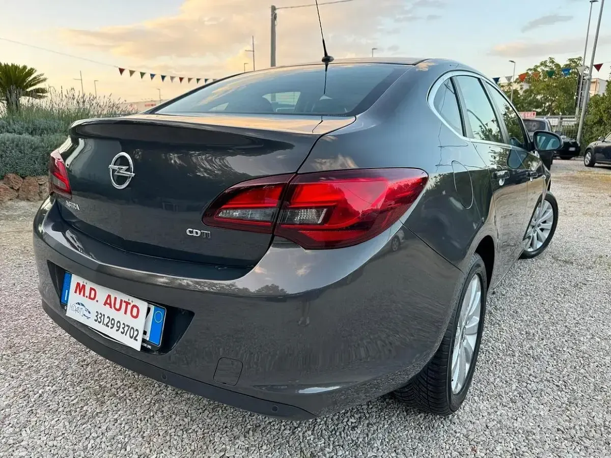 Usata Opel Astra Cosmo 131 CV (96 kW) 2014 Nero Berlina