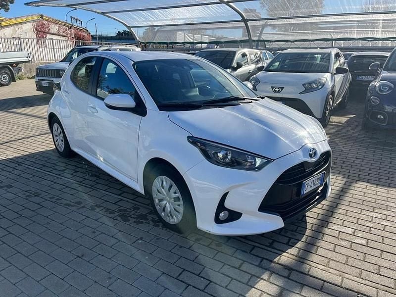 Usata Toyota Yaris Hybrid Business Edition 73 CV (53 kW) 2023 Bianco Utilitaria
