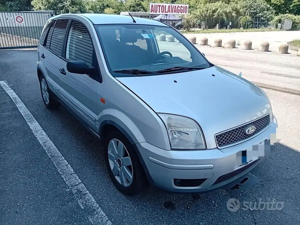 Usata Ford Fusion 80 CV (58 kW) 2005 Grigio Utilitaria