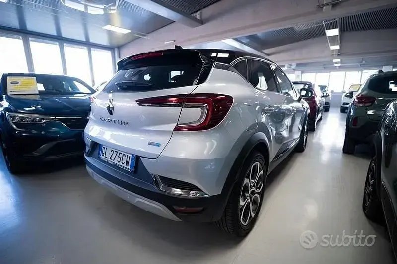 Usata Renault Captur Techno 143 CV (105 kW) 2022 Grigio SUV