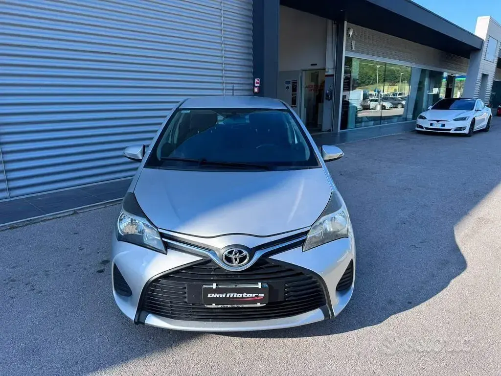 Usata Toyota Yaris Active 69 CV (50 kW) 2016 Grigio Berlina