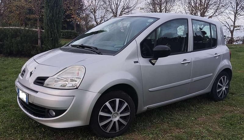 Grigio Usata 2011 Renault Modus Monovolume | 4700 € (Buon prezzo) - Immagine 1/4