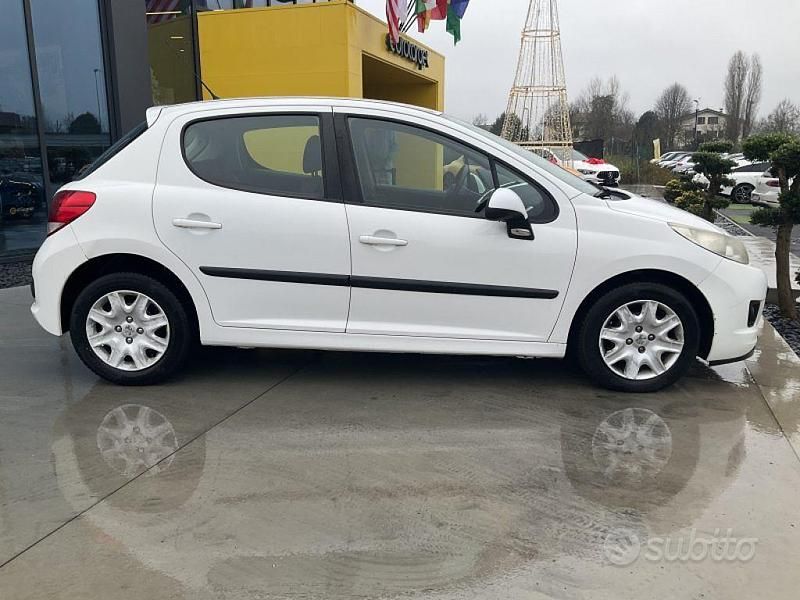 Usata Peugeot 207 Access 70 CV (51 kW) 2011 Bianco Utilitaria