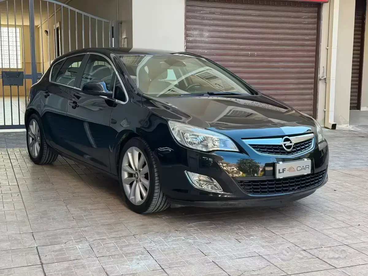Usata Opel Astra Cosmo 125 CV (91 kW) 2012 Nero Berlina