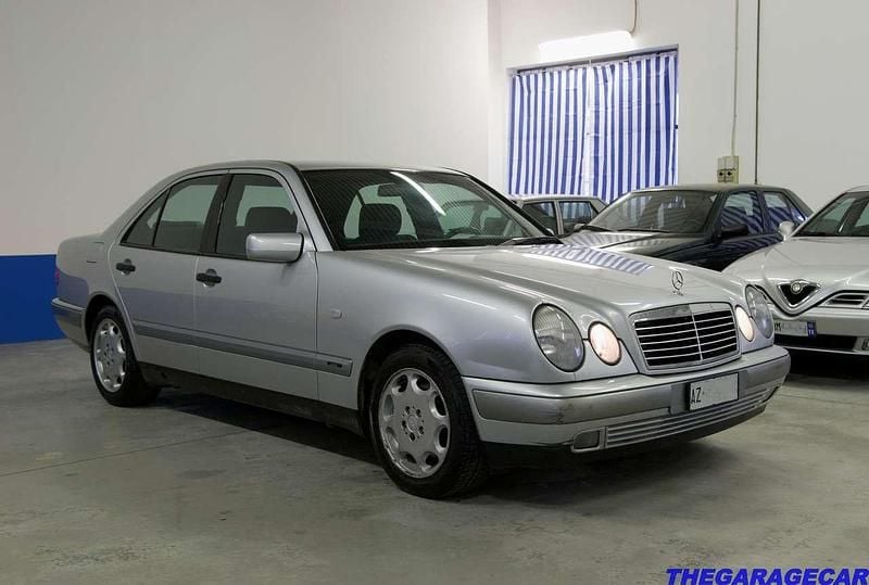 Usata Mercedes E280 204 CV (150 kW) 1998 Argento Berlina