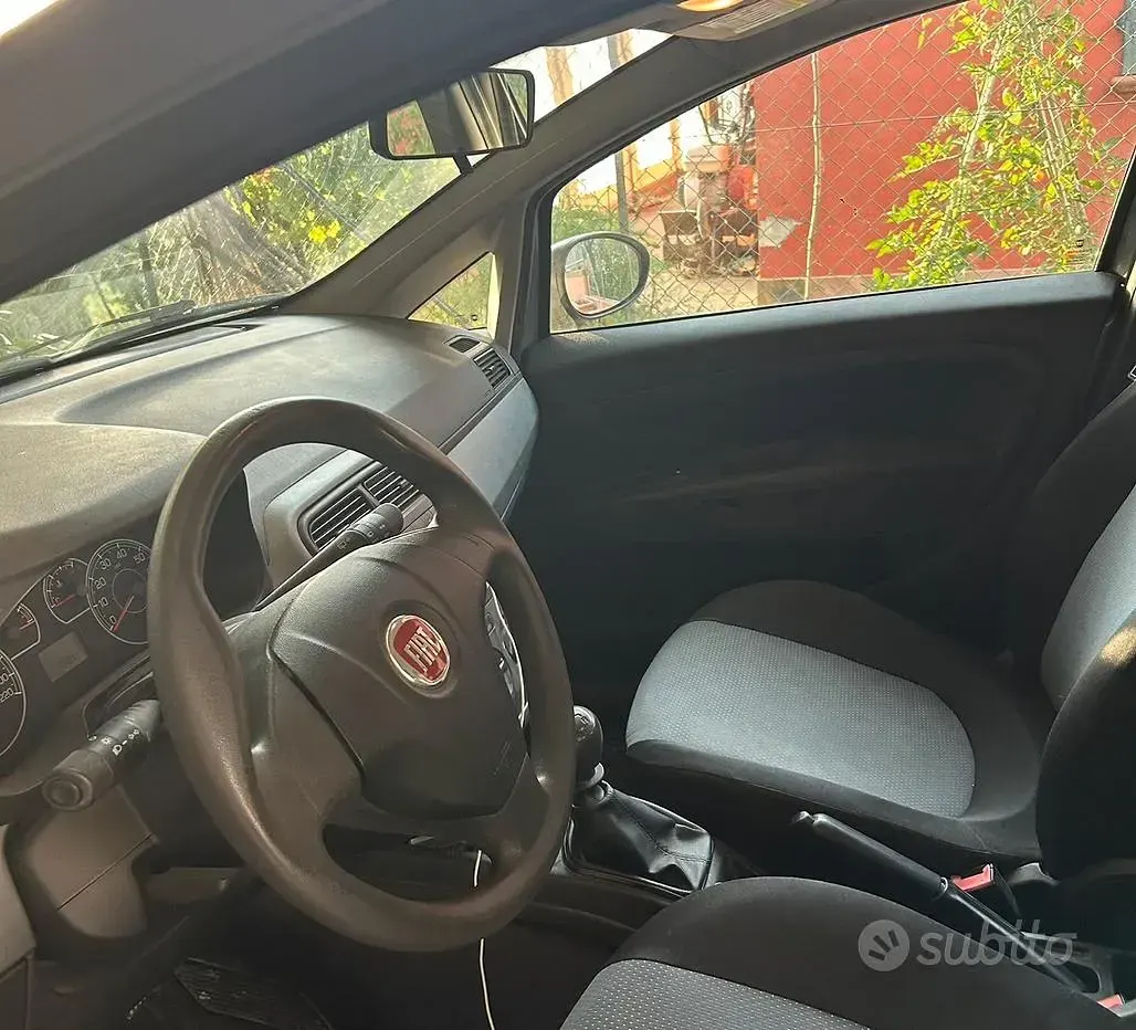 Usata Fiat Grande Punto 77 CV (56 kW) 2012 Grigio Utilitaria