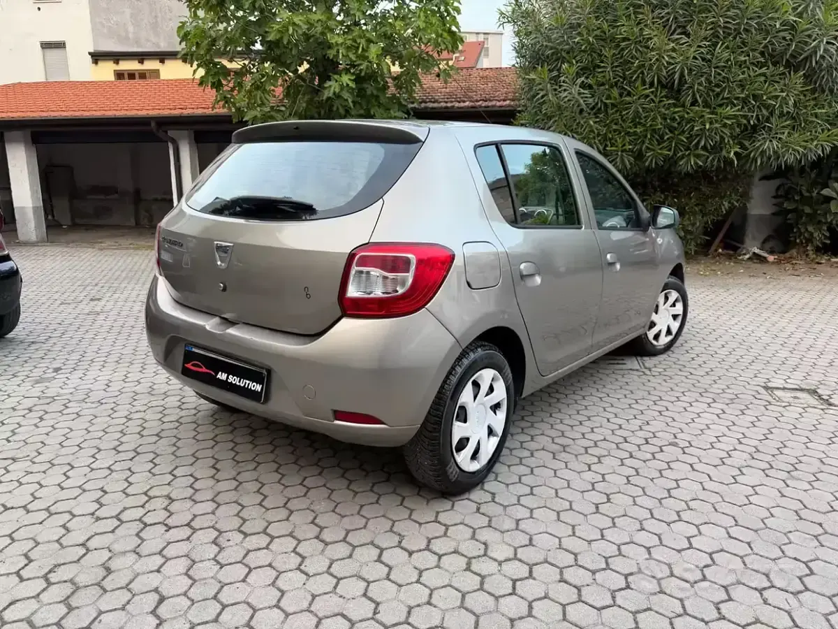 Begagnad Dacia Sandero Lauréate 75 HK (55 kW) 2013 Grå Sedan