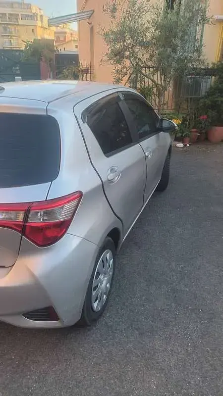 Usata Toyota Yaris Cool 72 CV (52 kW) 2019 Grigio Berlina