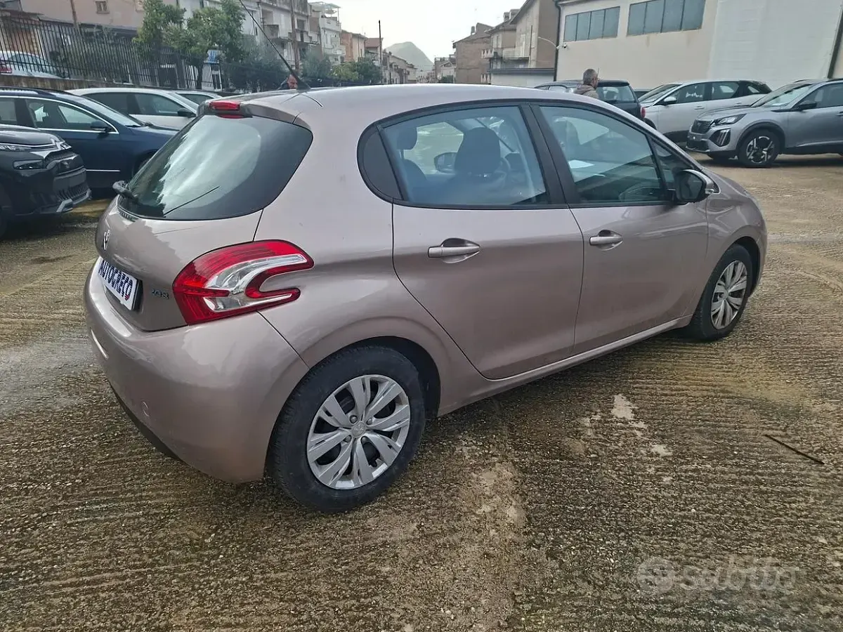 Usata Peugeot 208 Access 68 CV (50 kW) 2015 Marrone Utilitaria