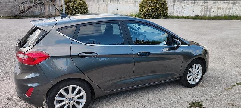 Usata Ford Fiesta Titanium 85 CV (62 kW) 2020 Grigio Utilitaria