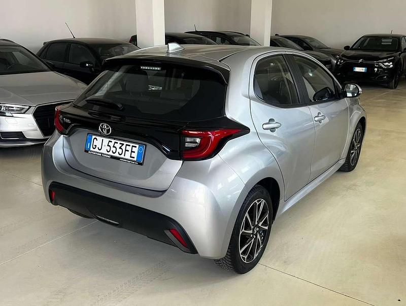 Usata Toyota Yaris 72 CV (52 kW) 2022 Argento Utilitaria