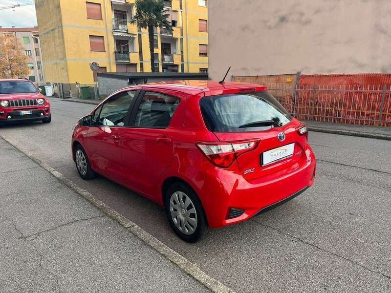 Usata Toyota Yaris Hybrid Cool 101 CV (74 kW) 2019 Rosso Berlina