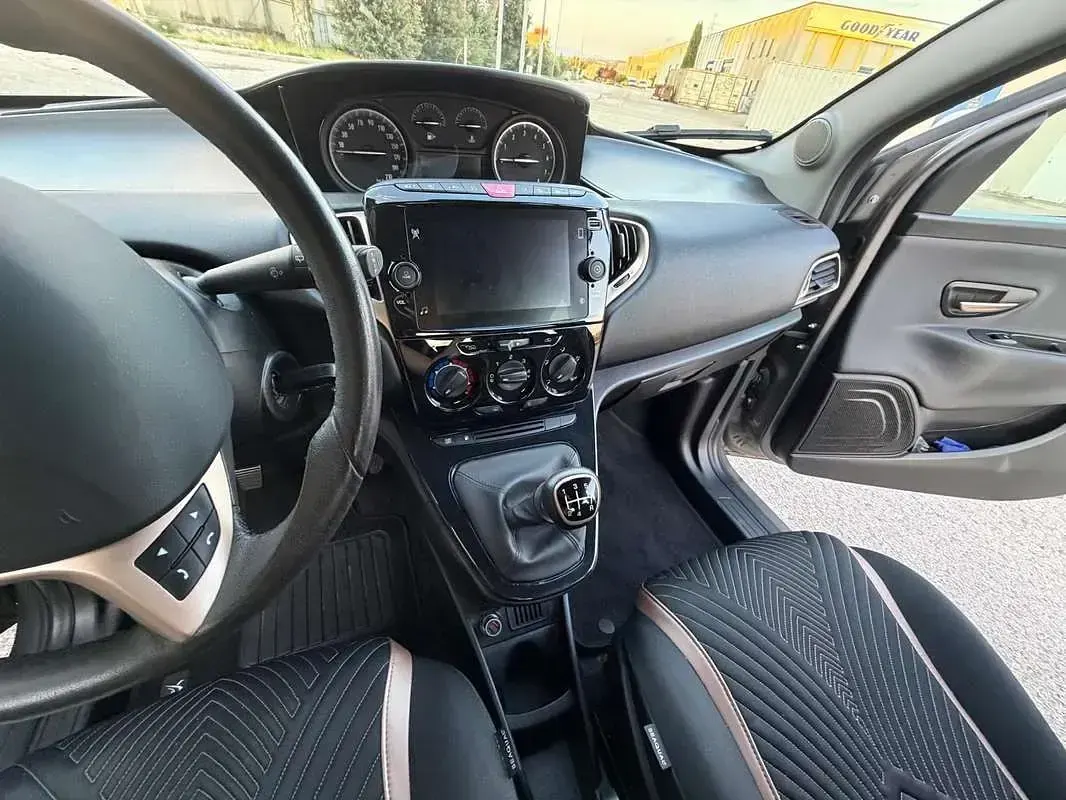Usata Lancia Ypsilon Gold 69 CV (50 kW) 2022 Grigio Utilitaria