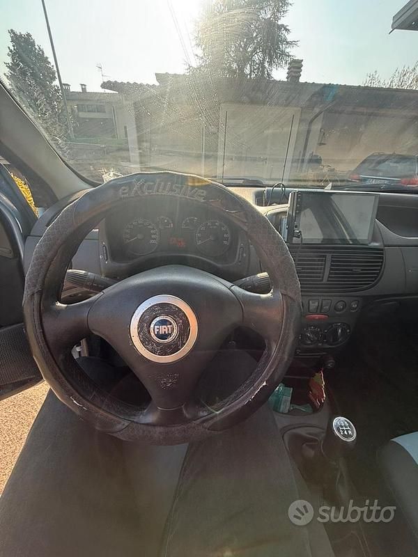 Usata Fiat Punto Active 69 CV (50 kW) 2005 Blu Berlina