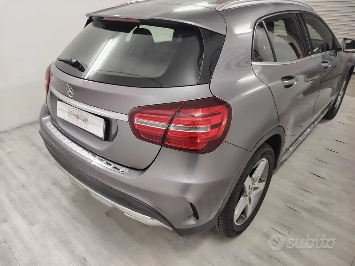 Usata Mercedes GLA180 122 CV (89 kW) 2019 Grigio SUV