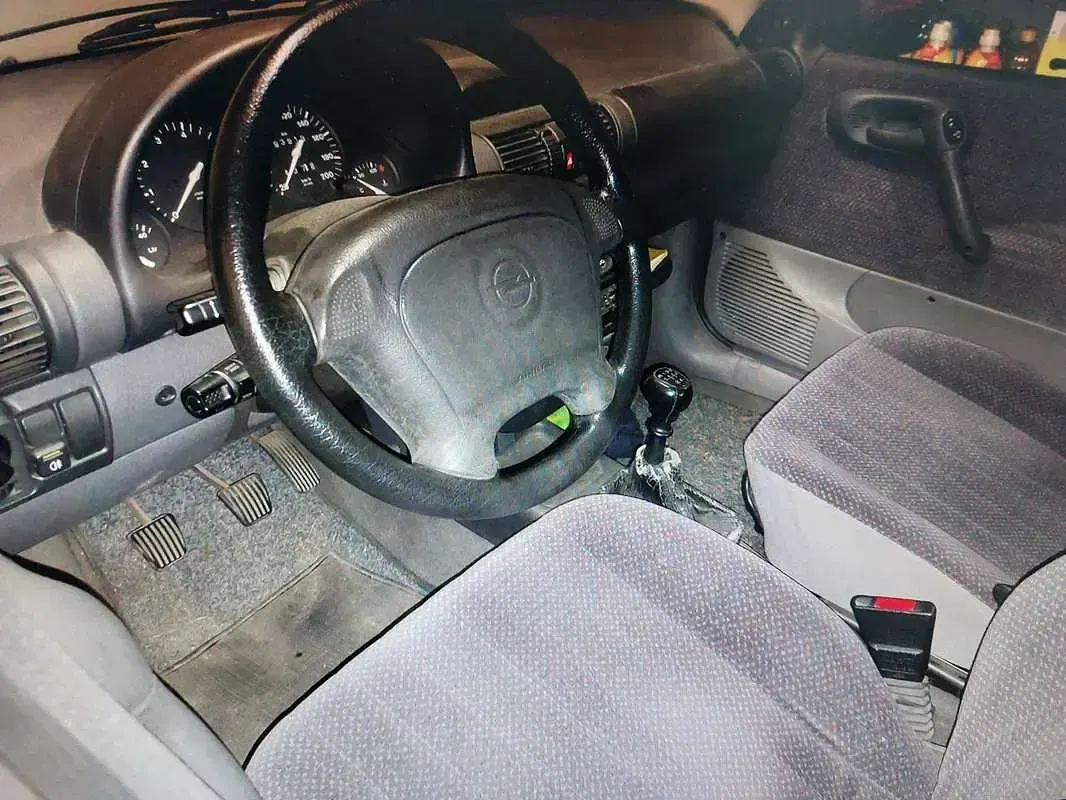 Usata Opel Corsa 90 CV (66 kW) 1994 Blu/azzurro Utilitaria