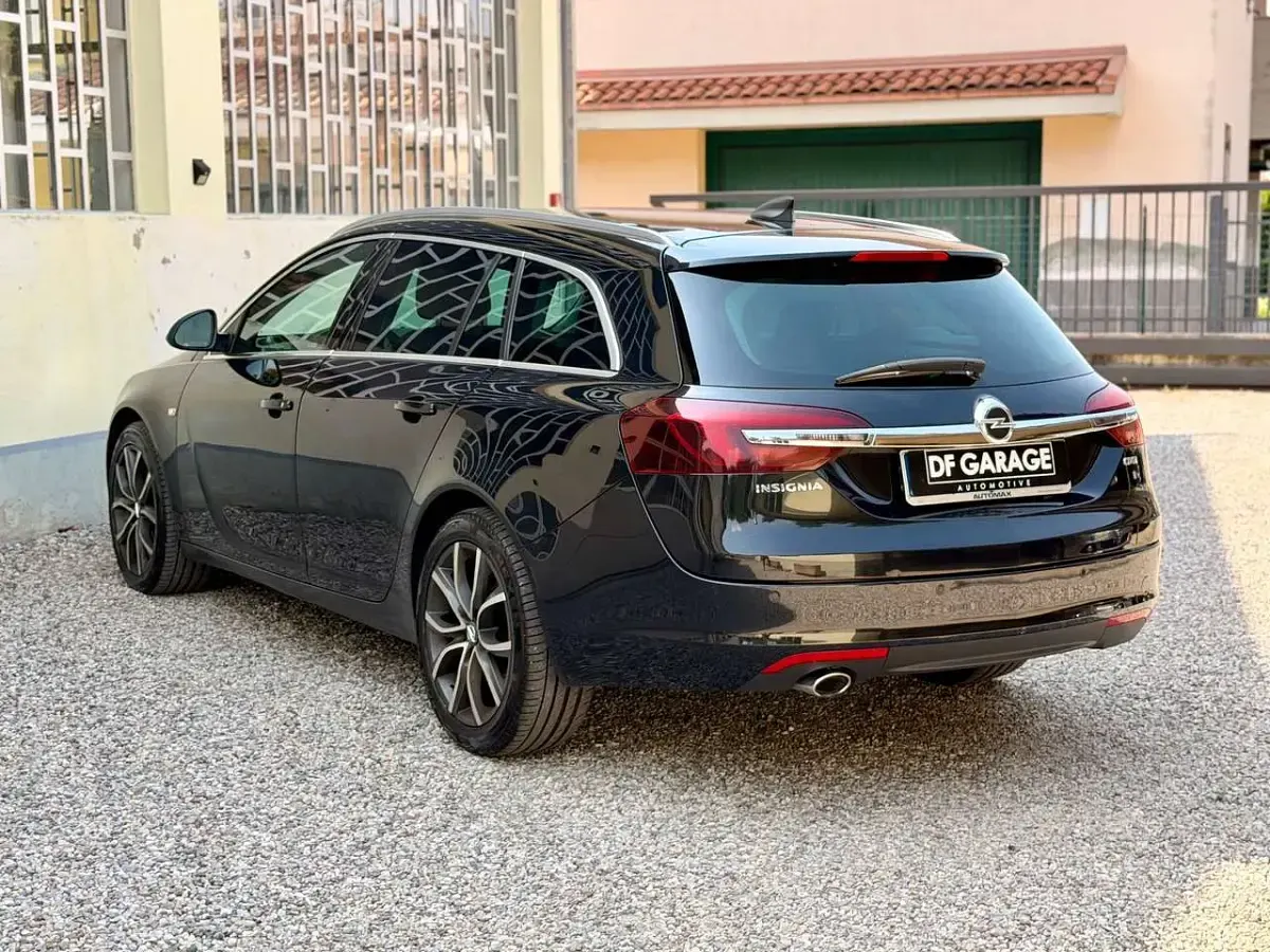 Usata Opel Insignia Cosmo 170 CV (125 kW) 2016 Nero Station wagon
