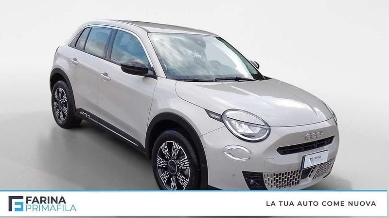 Usata Fiat 600 101 CV (74 kW) 2024 Sabbia metallizzato Berlina
