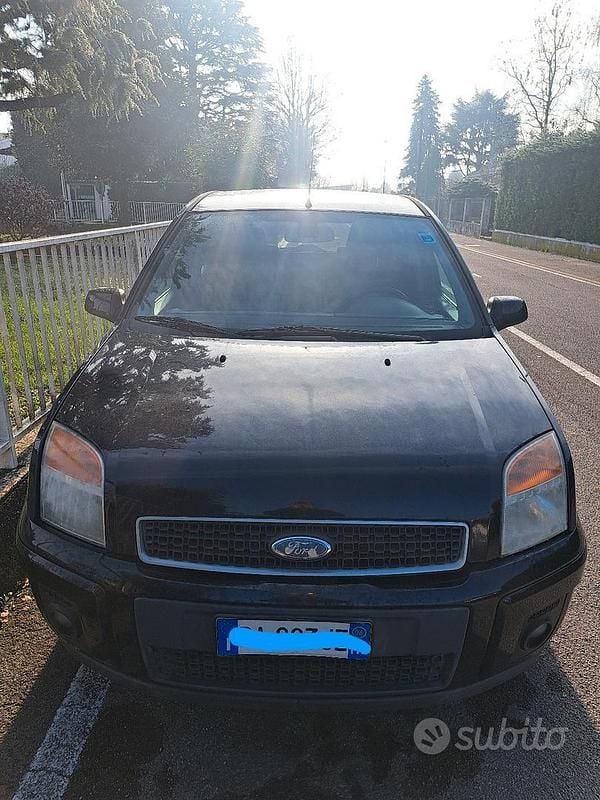 Nero Usata 2006 Ford Fusion Tre volumi | 2000 € (Ottimo prezzo) - Immagine 1/4