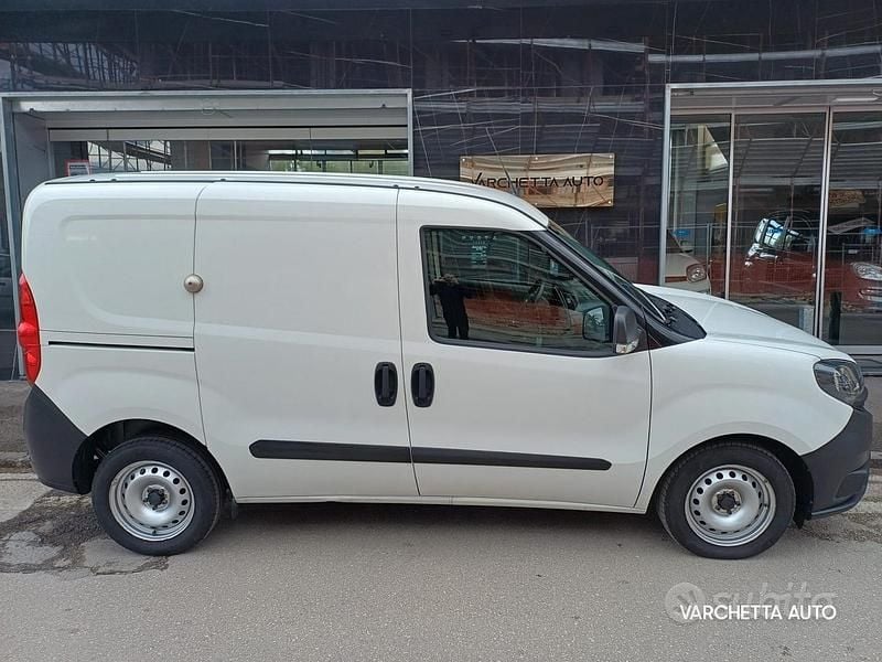 Usata Fiat Doblò 105 CV (77 kW) 2023 Bianco Monovolume