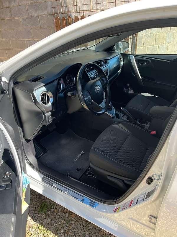 Usata Toyota Auris Hybrid Active 139 CV (102 kW) 2014 Bianco Berlina