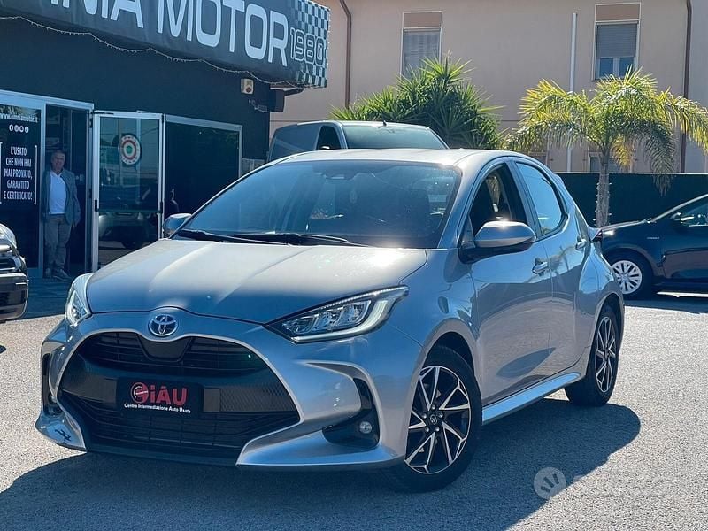 Bianco Usata 2022 Toyota Yaris Hybrid Lounge Berlina | 16.990 € (Ottimo prezzo) - Immagine 1/4
