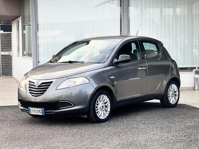 Usata Lancia Ypsilon 69 CV (50 kW) 2015 Grigio Utilitaria