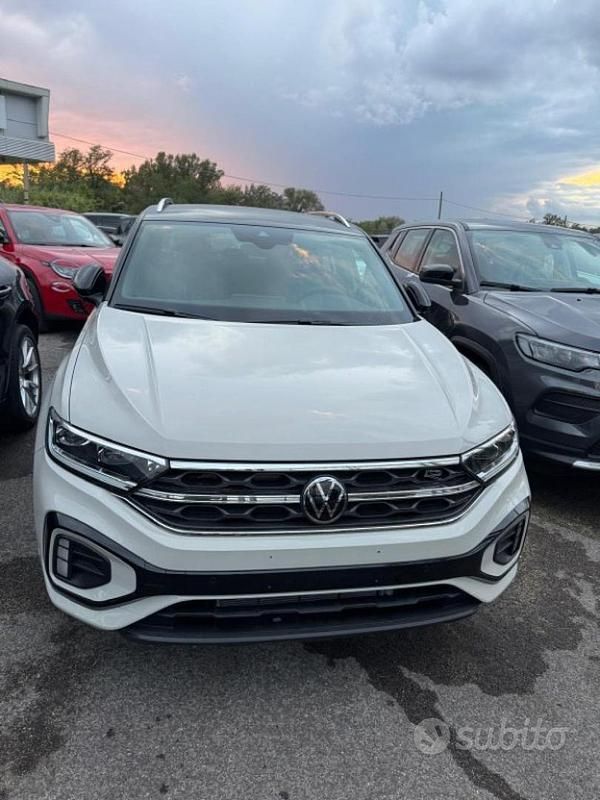 Beige(met.) Nuova 2025 VW T-Roc R-line Plus SUV | 28.900 € (Cara) - Immagine 1/4
