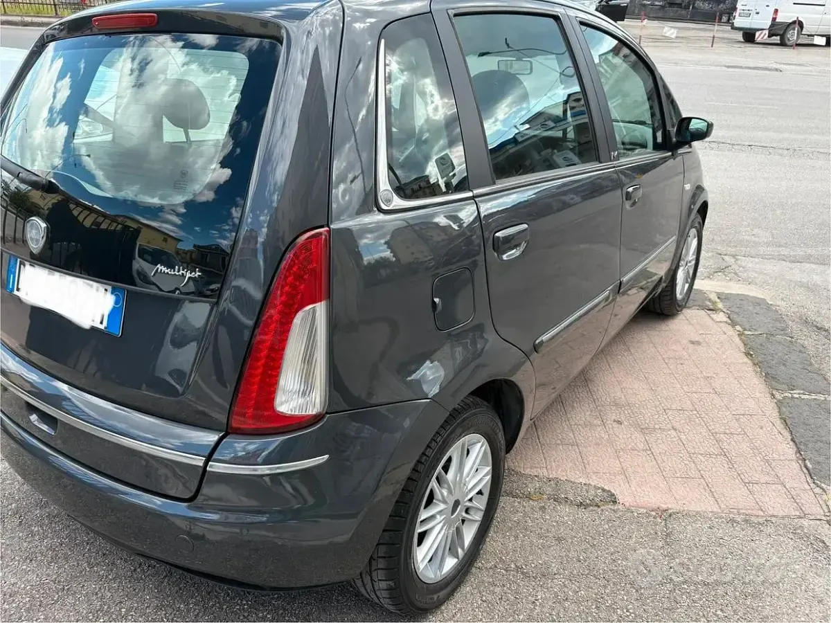 Usata Lancia Musa 90 CV (66 kW) 2008 Grigio Monovolume
