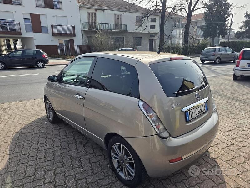 Usado Lancia Ypsilon 77 HP (56 kW) 2009 Cinzento Citadino