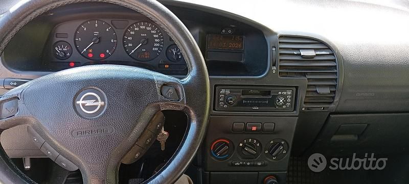 Usata Opel Zafira Elegance 101 CV (74 kW) 2002 Grigio Monovolume