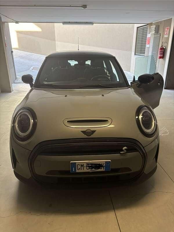 Usata Mini Cooper SE Classic 75 kW (102 CV) 2022 Grigio Utilitaria
