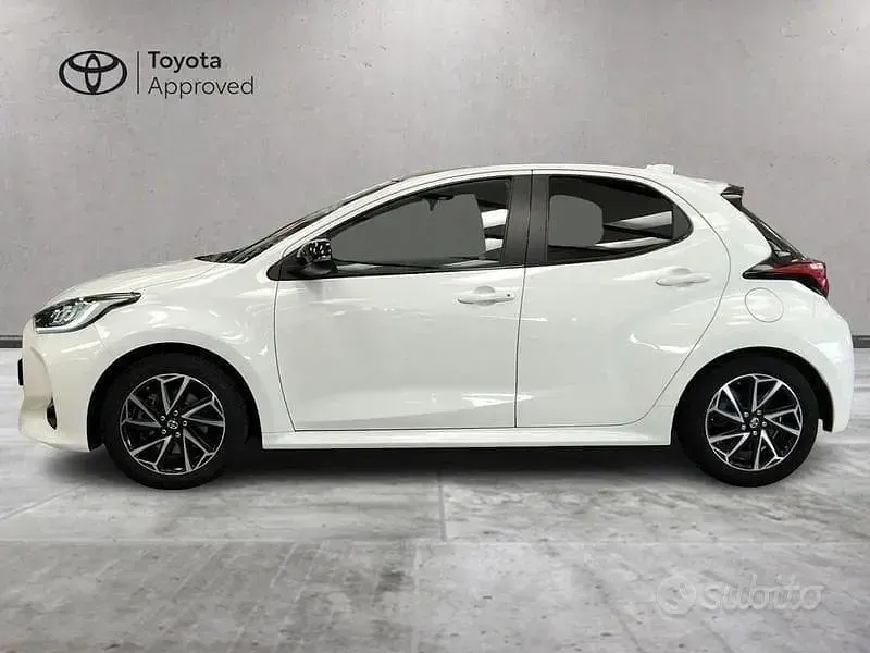 Usata Toyota Yaris Hybrid Lounge 116 CV (85 kW) 2022 Bianco Berlina