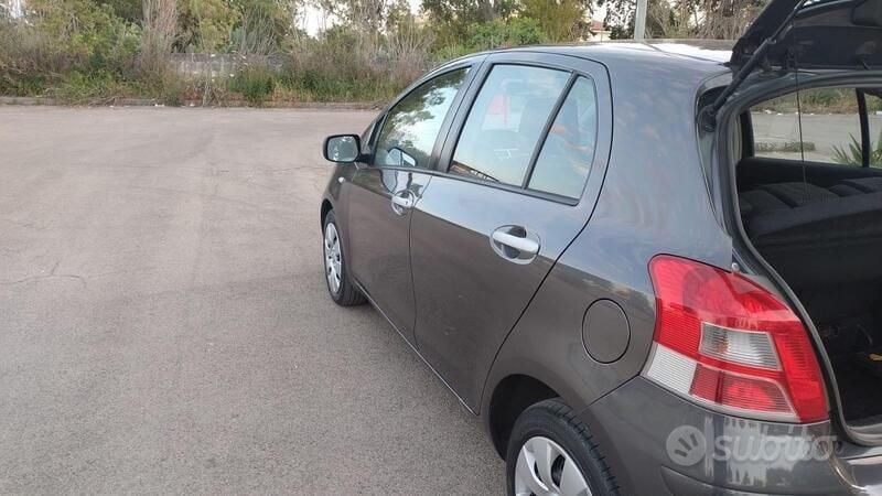 Second-hand Toyota Yaris 90 CP (66 kW) 2011 Gri Hatchback