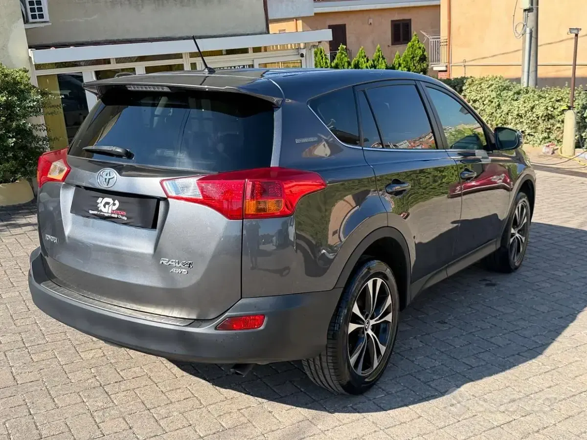 Usata Toyota RAV4 Lounge 124 CV (91 kW) 2015 Grigio SUV