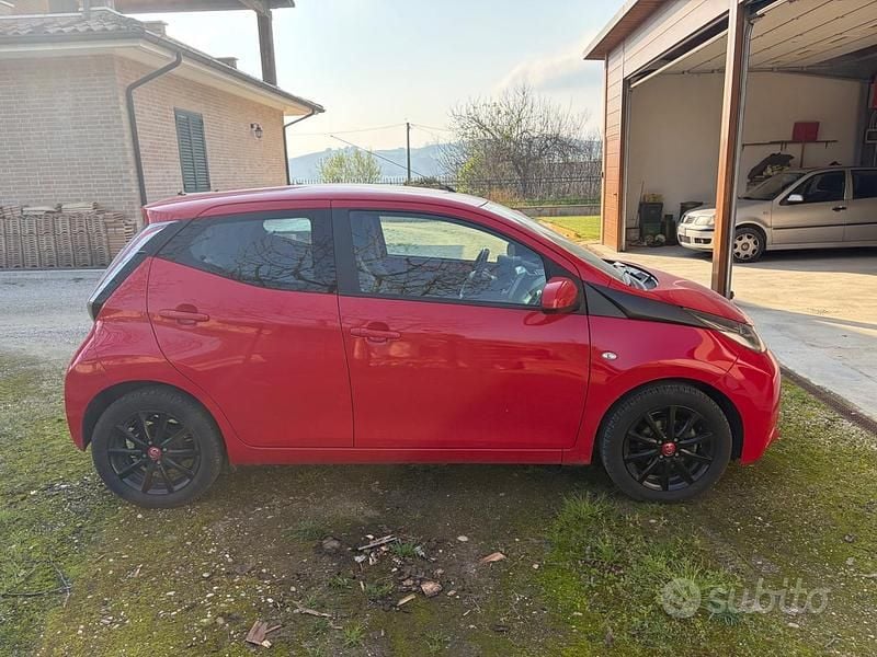 Usata Toyota Yaris 106 CV (77 kW) 2016 Rosso Berlina