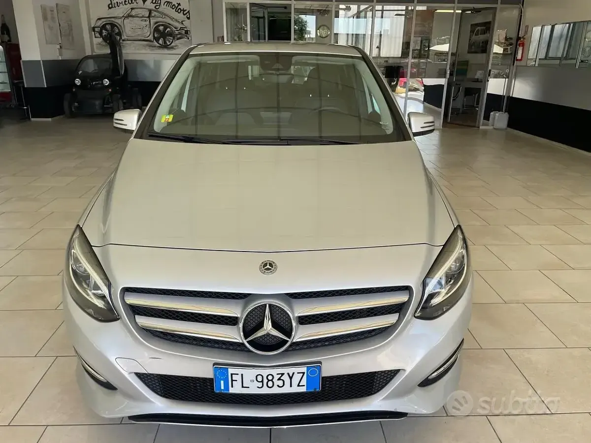 Usata Mercedes B180 122 CV (89 kW) 2017 Grigio Utilitaria