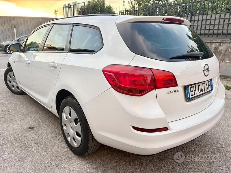 Usata Opel Astra 101 CV (74 kW) 2011 Bianco Station wagon