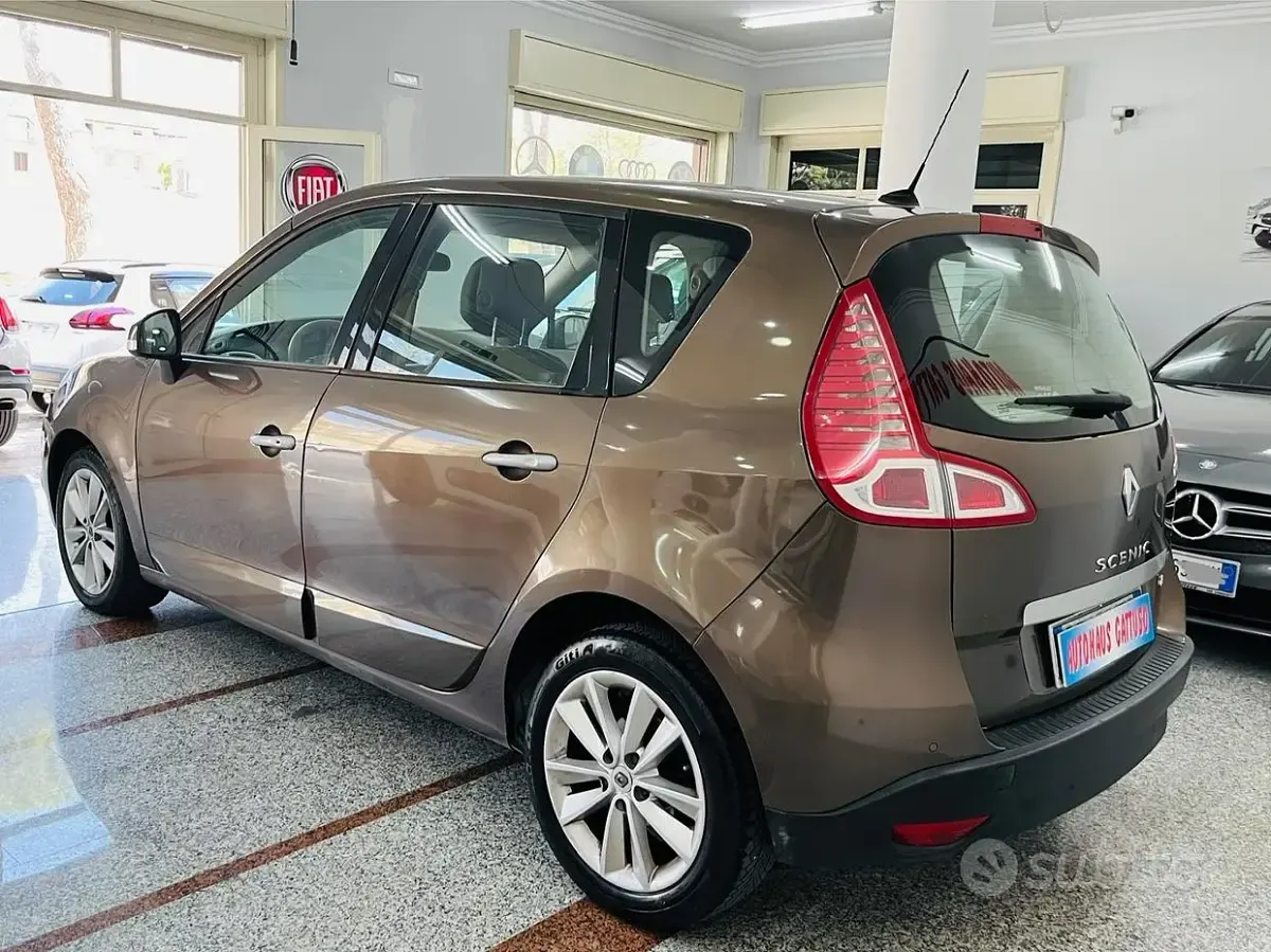 Usata Renault Scénic III Luxe 110 CV (80 kW) 2010 Marrone Monovolume