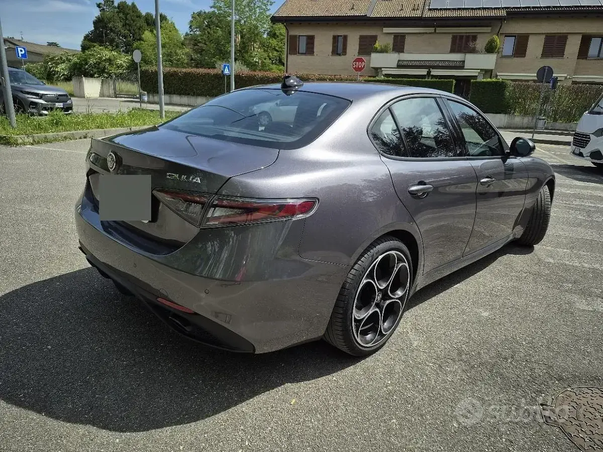 Usata Alfa Romeo Giulia 160 CV (117 kW) 2025 Grigio Berlina
