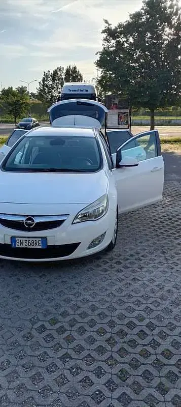 Usata Opel Astra GTC Cosmo 110 CV (80 kW) 2012 Berlina