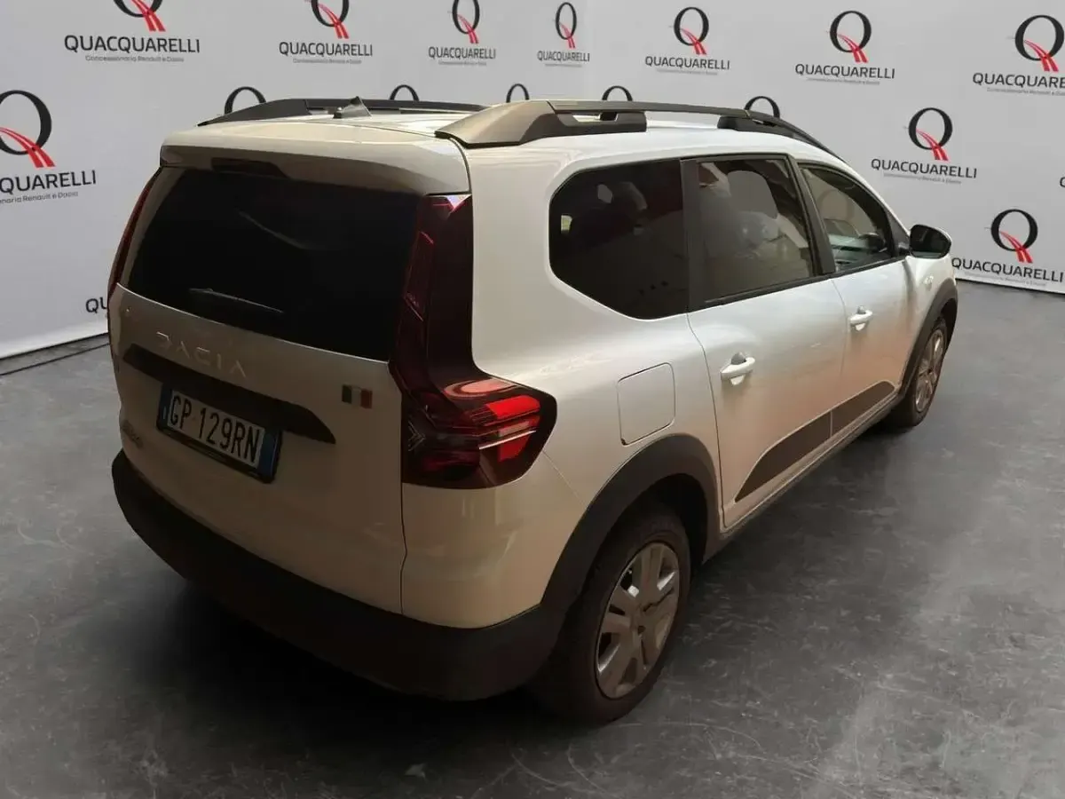 Usata Dacia Jogger Expression 101 CV (74 kW) 2023 Bianco Monovolume